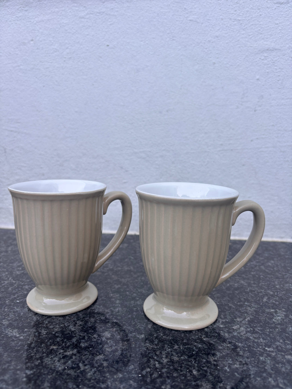Paire de tasses vintage en céramique beige