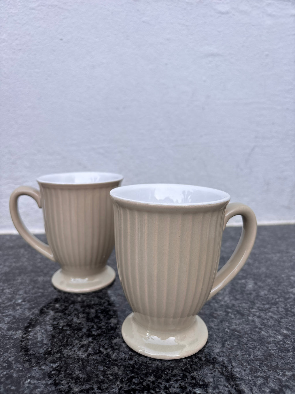 Paire de tasses vintage en céramique beige