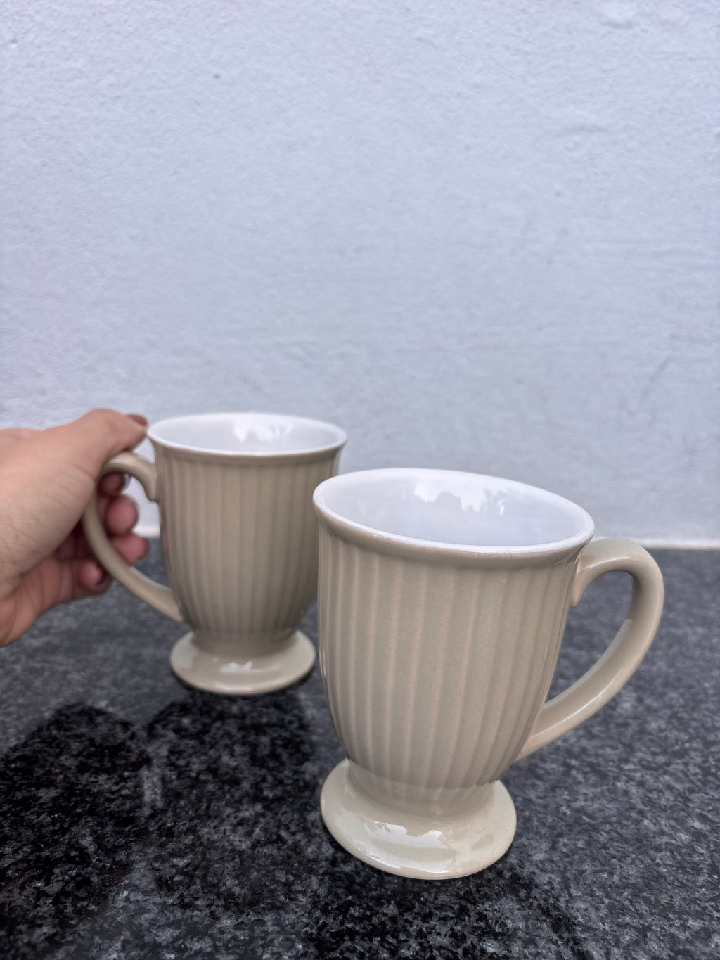 Paire de tasses vintage en céramique beige