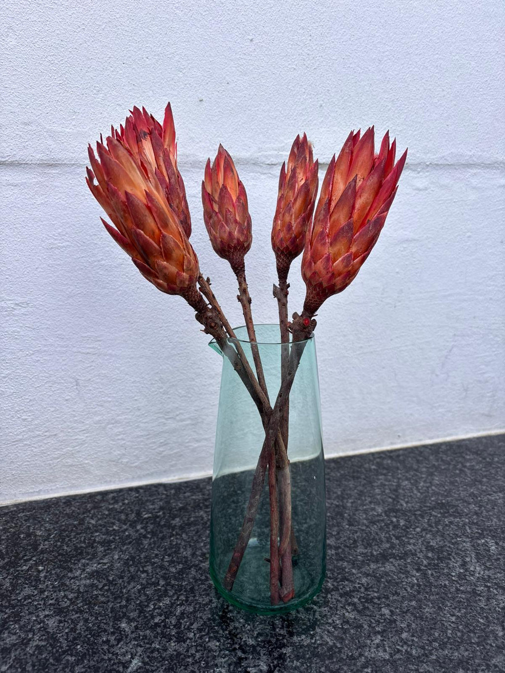 Ensemble décoratif – Vase en verre recyclé & bouquet de Proteas séchées